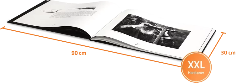 Aufgeschlagenes XXL-Hardcover mit 90 Zentimetern Breite und 30 Zentimetern Höhe